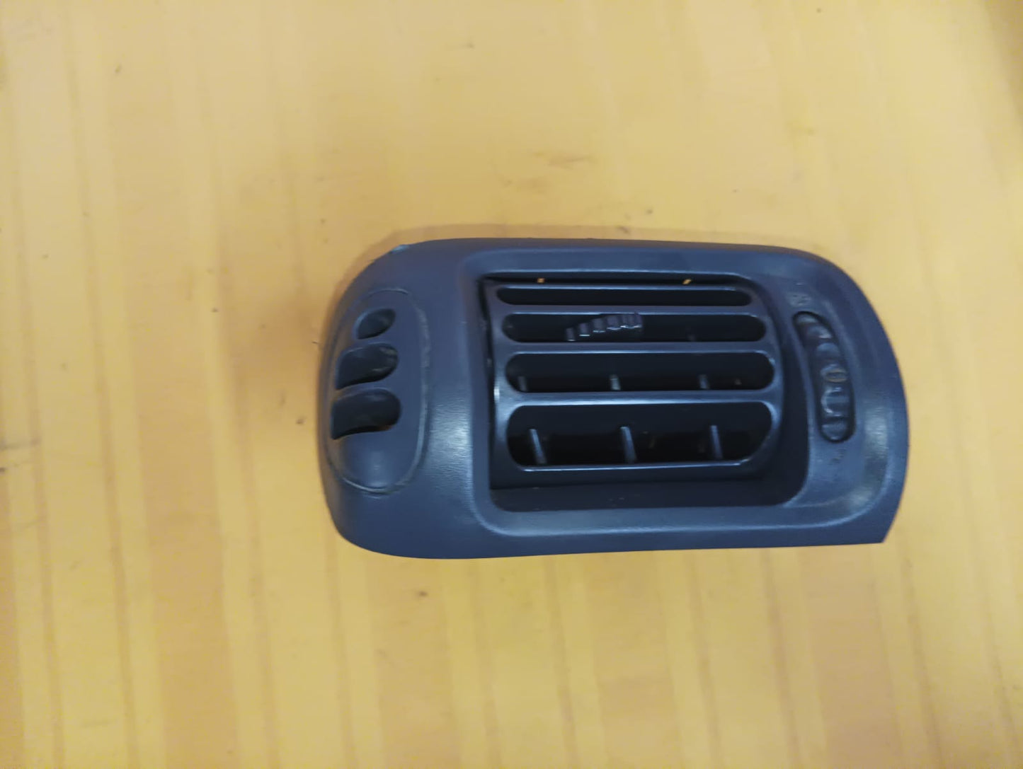 Rejilla izquierda de ventilación  para torpedo de renault clio 2007