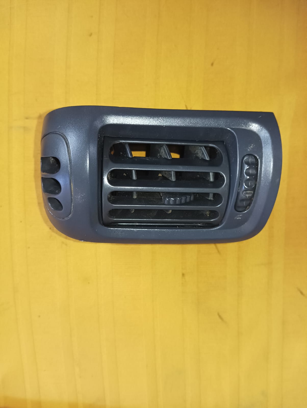 Rejilla derecha de ventilación para torpedo de renault clio 2007