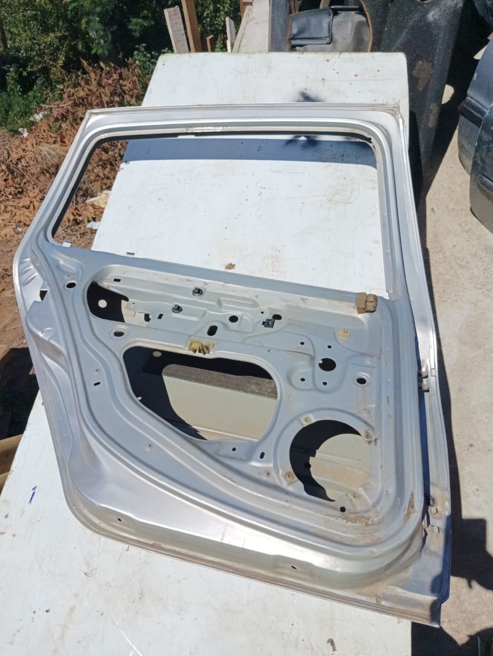 Puerta trasera izquierda con su moldura de Renault Clio 2007 Sedan