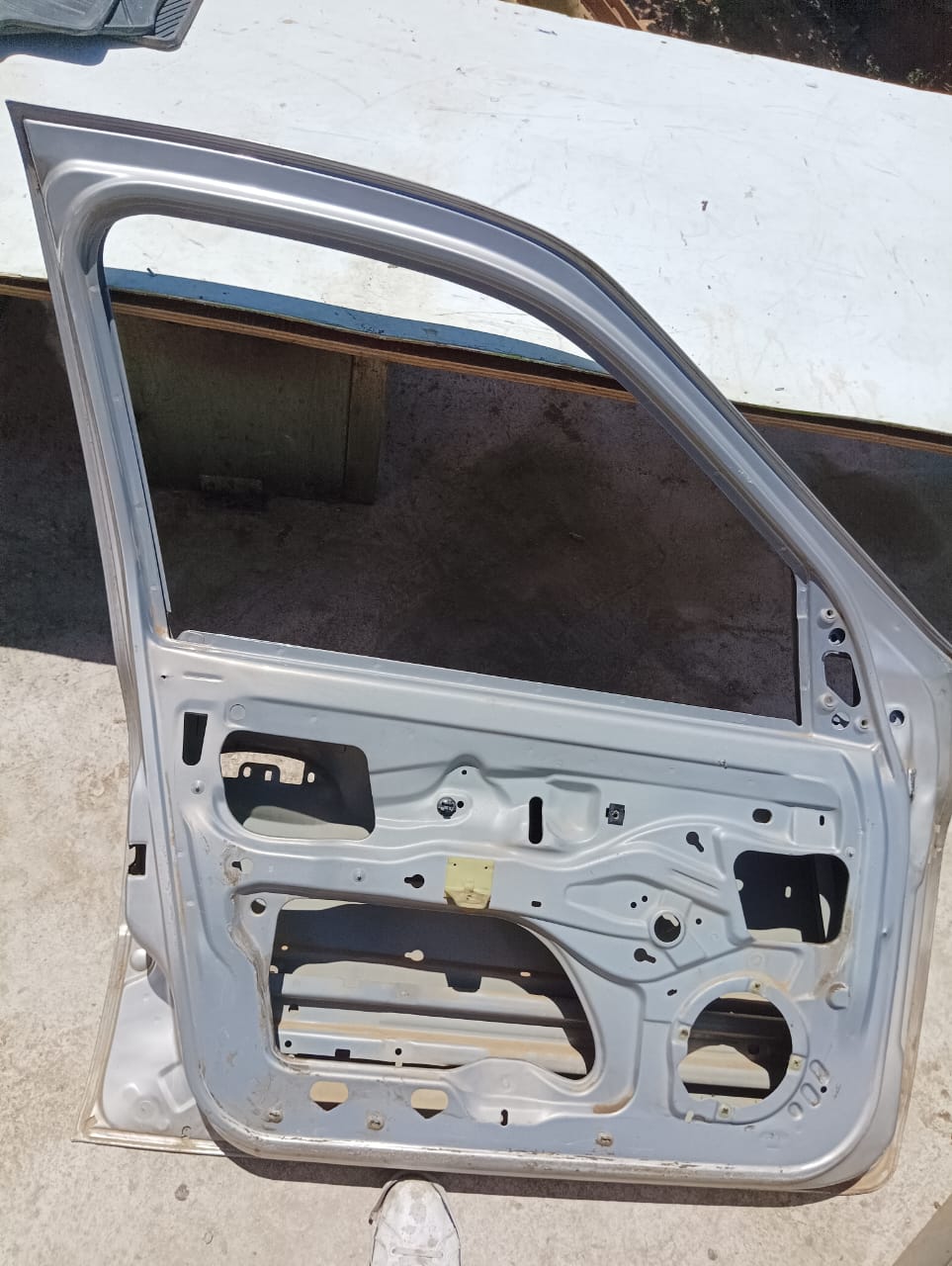 Puerta delantera izquierda con su moldura de Renault Clio 2007 sedan