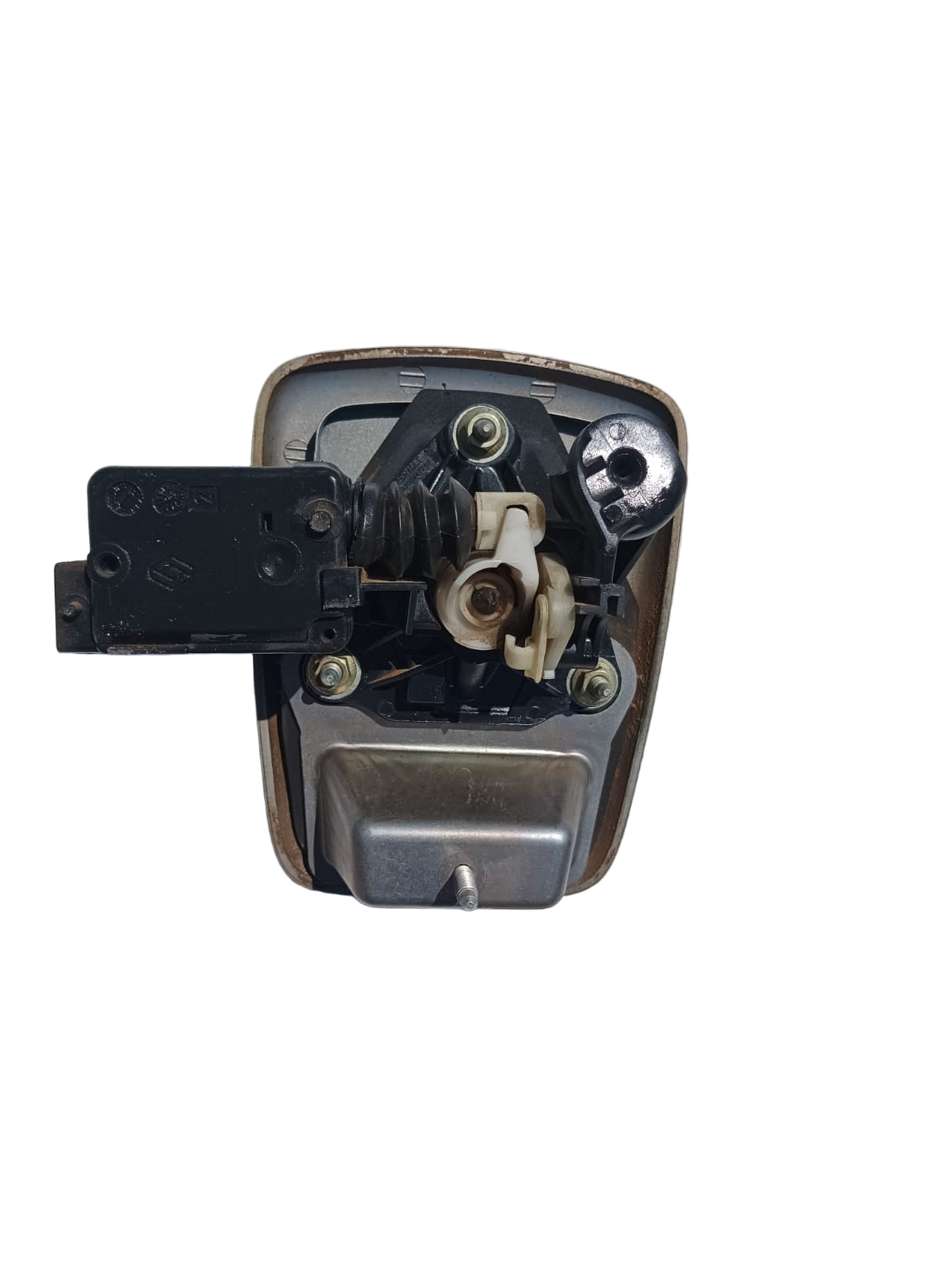 Chapa de cierre del maletero y bisel con botón de apertura del Renault Clio 2007 sedan