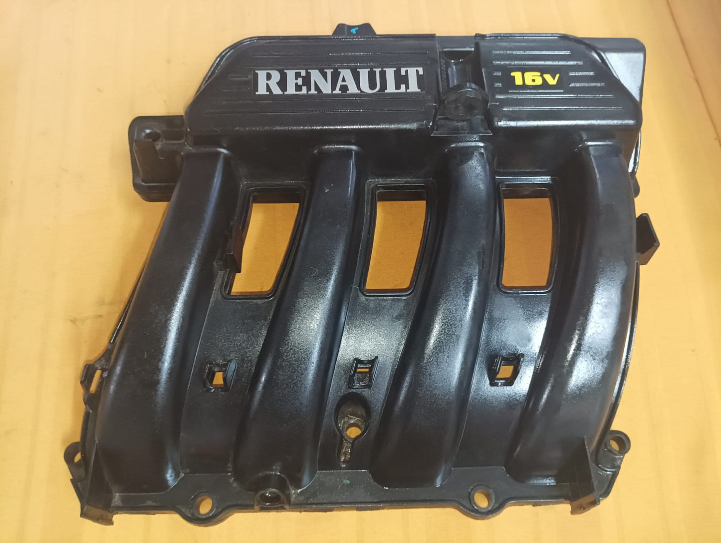 Multiple de admision de renault clio 1.6  año 2007 16 valvulas