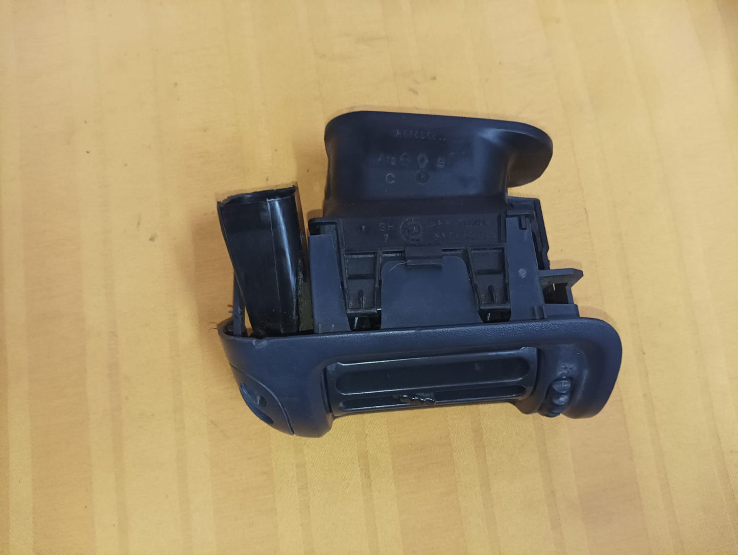 Rejilla izquierda de ventilación  para torpedo de renault clio 2007