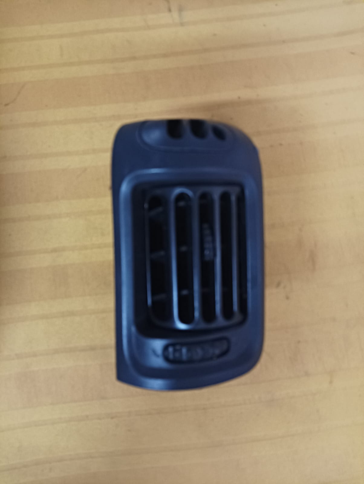 Rejilla izquierda de ventilación  para torpedo de renault clio 2007