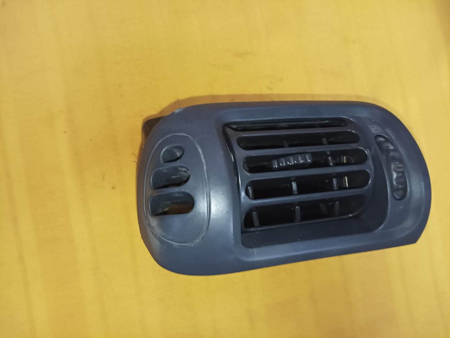 Rejilla izquierda de ventilación  para torpedo de renault clio 2007