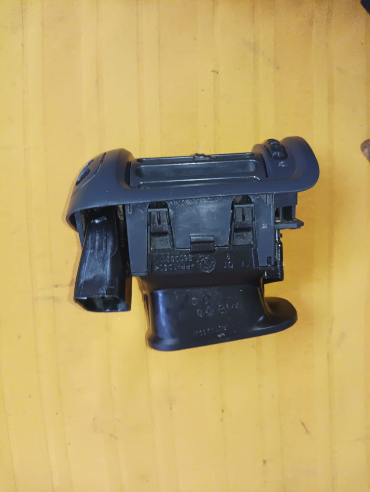 Rejilla derecha de ventilación para torpedo de renault clio 2007