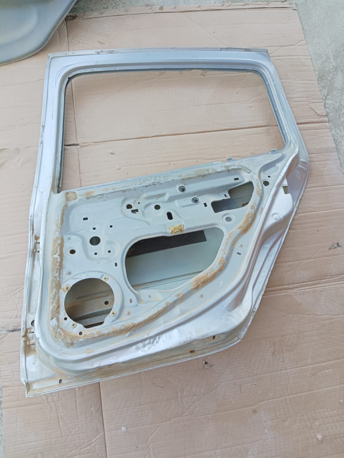 Puerta trasera derecha con su moldura de Renault Clio 2007 sedan