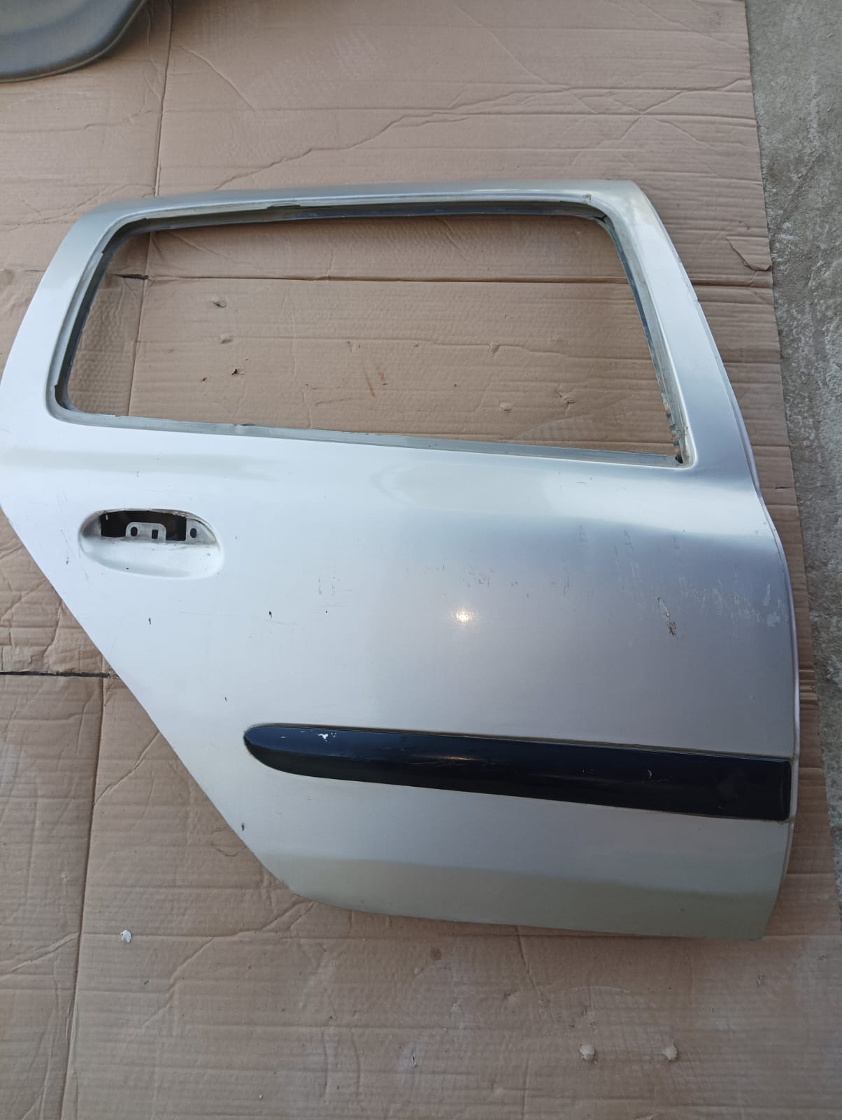 Puerta trasera derecha con su moldura de Renault Clio 2007 sedan