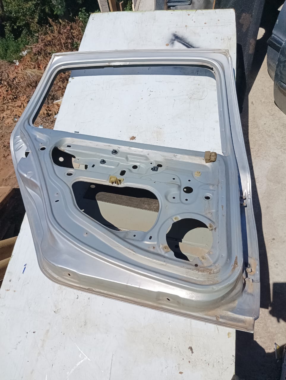 Puerta trasera izquierda con su moldura de Renault Clio 2007 Sedan