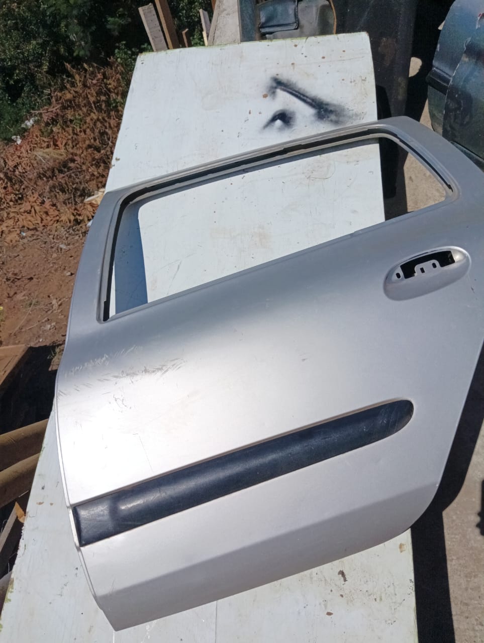 Puerta trasera izquierda con su moldura de Renault Clio 2007 Sedan