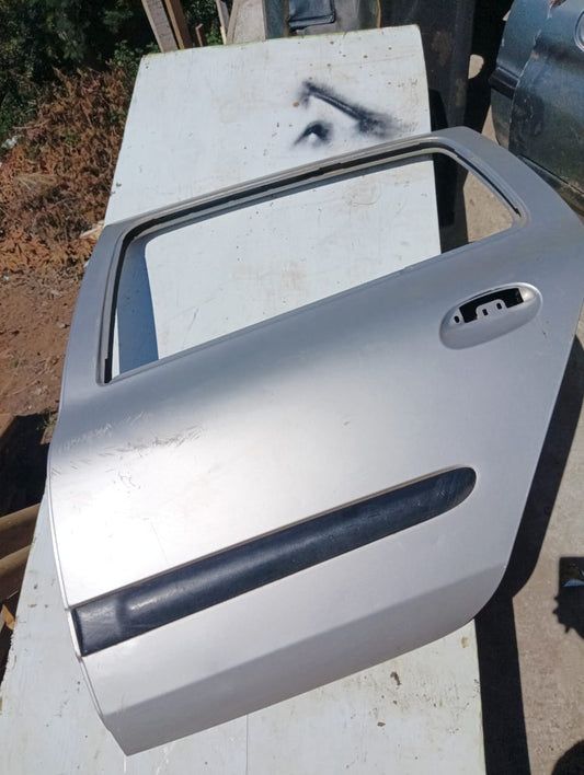 Puerta trasera izquierda con su moldura de Renault Clio 2007 Sedan