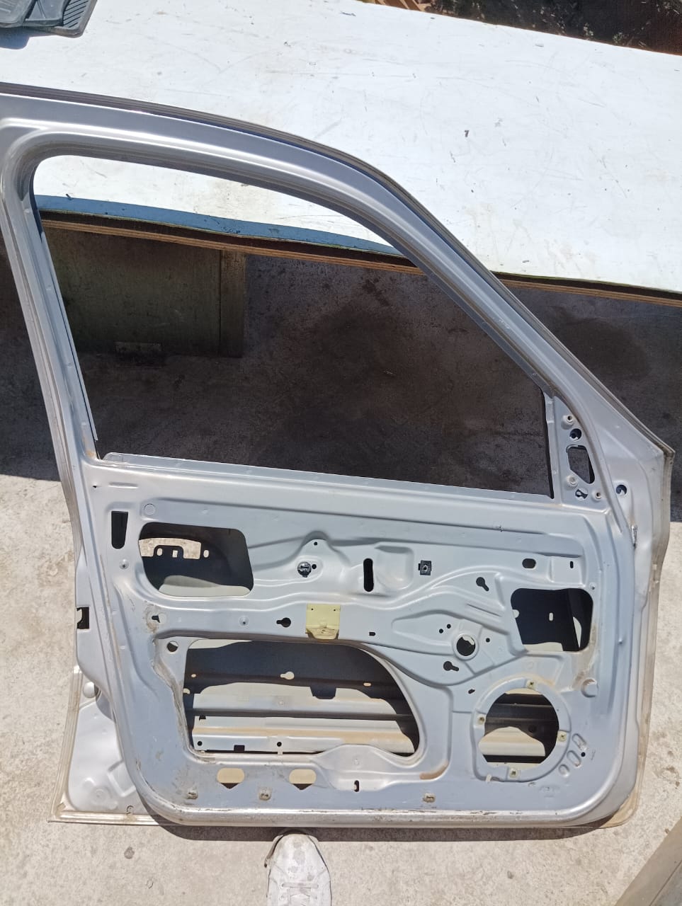 Puerta delantera izquierda  con su moldura de Renault Clio 2007 sedan
