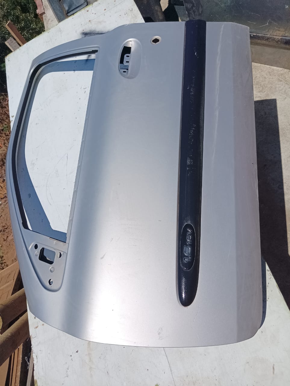 Puerta delantera izquierda  con su moldura de Renault Clio 2007 sedan