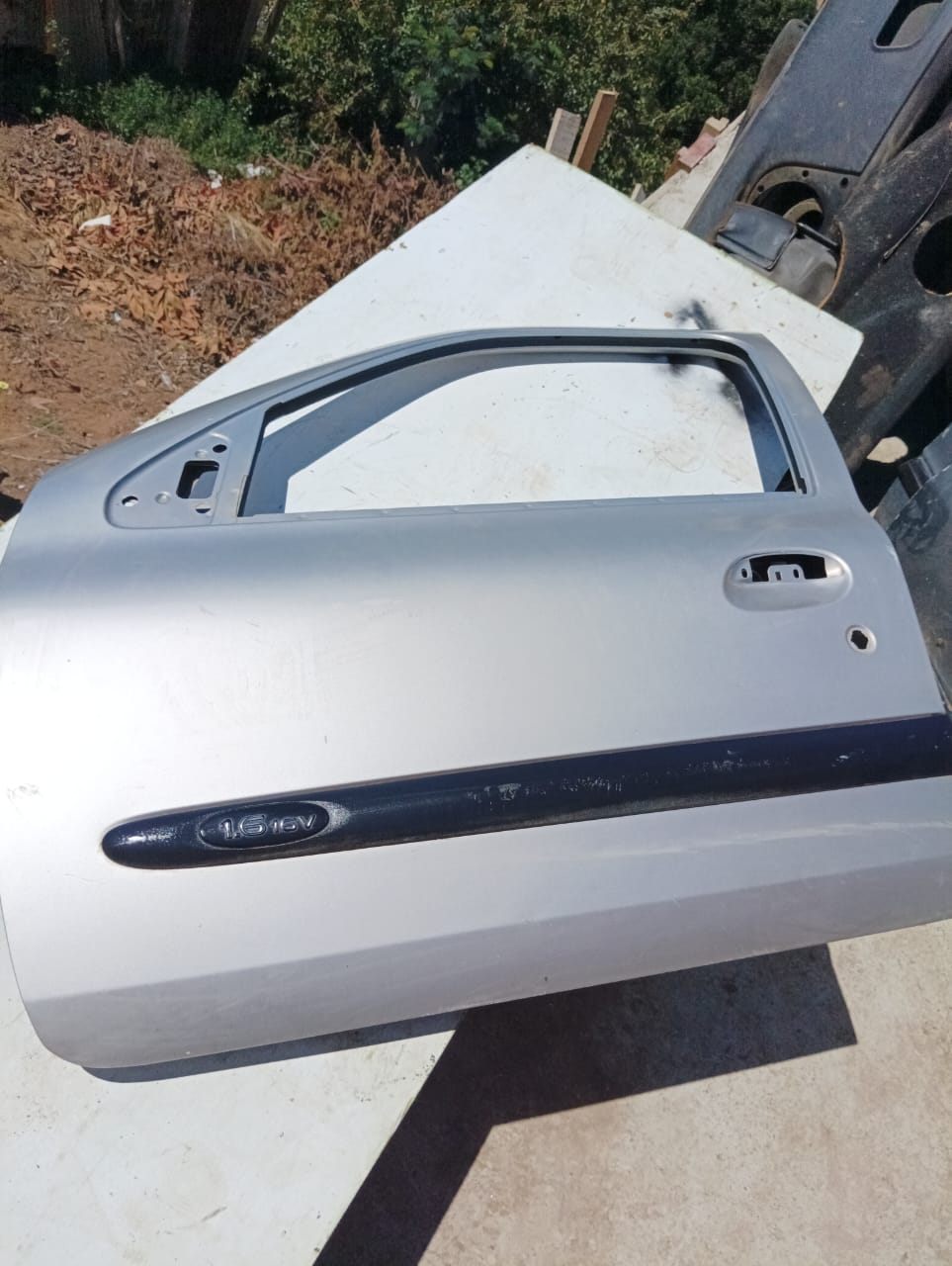 Puerta delantera izquierda  con su moldura de Renault Clio 2007 sedan