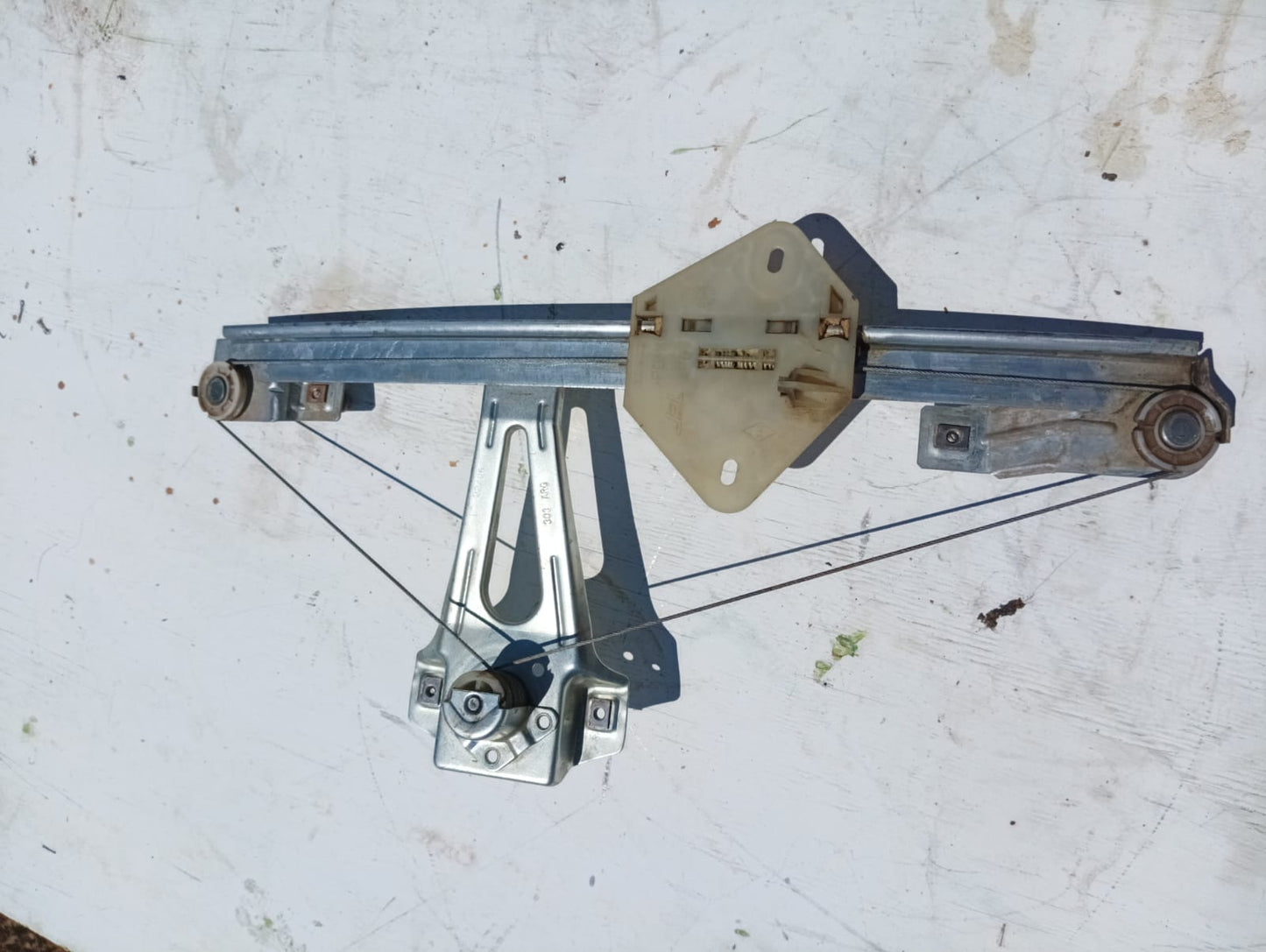 Cremallera manual de alzavidrios trasera izquierda de Renault Clio 2007 sedan