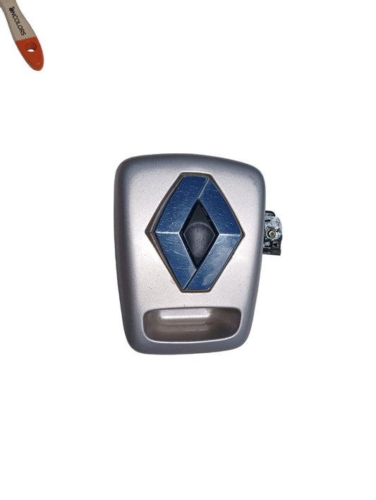 Chapa de cierre del maletero y bisel con botón de apertura del Renault Clio 2007 sedan