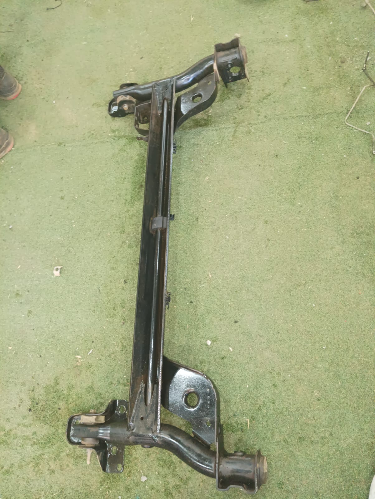 Yugo trasero con sus bases para chasis del Renault Clio 2007 1.6 16 válvulas