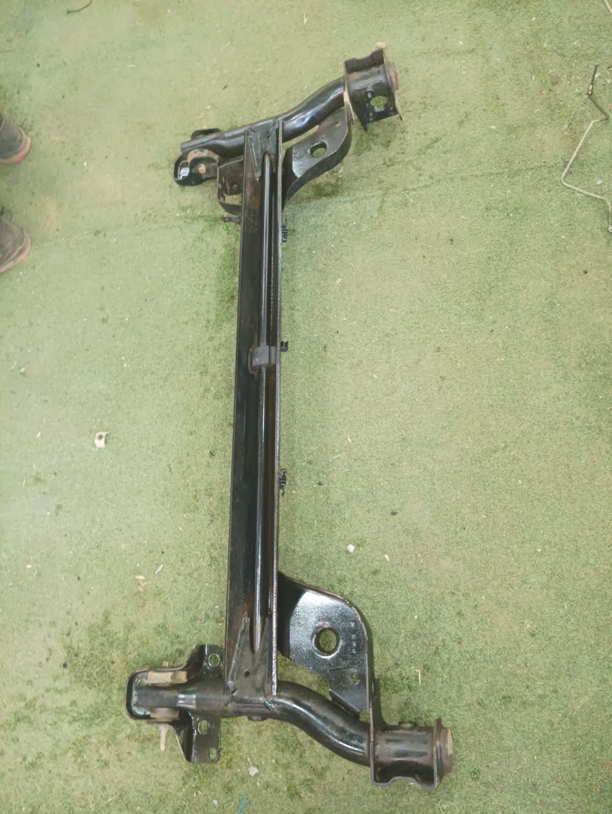 Yugo trasero con sus bases para chasis del Renault Clio 2007 1.6 16 válvulas